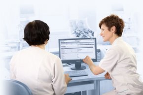 Dialyzačná sestra pri počítači pri E-Learningu