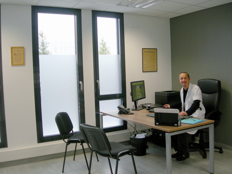 Dr. Thomas Raphael vo svojej kancelárii pracuje na počítači