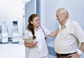 Dialyzačná sestra s pacientom pred dialyzačnou miestnosťou